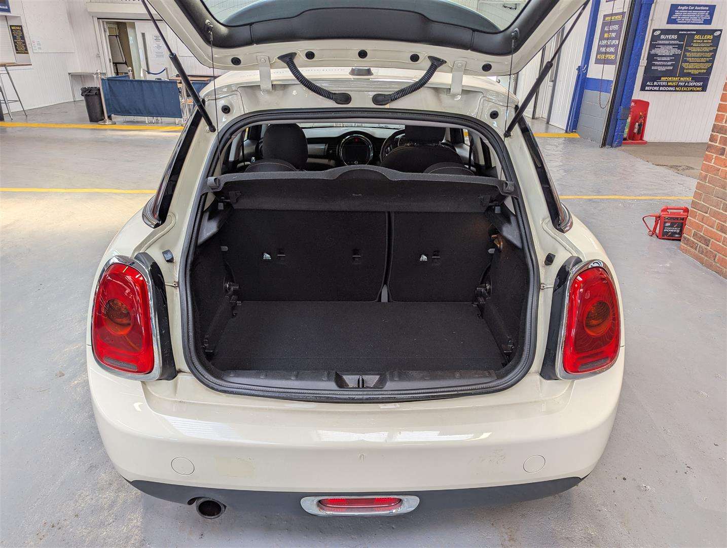 <p>2015 MINI ONE</p>