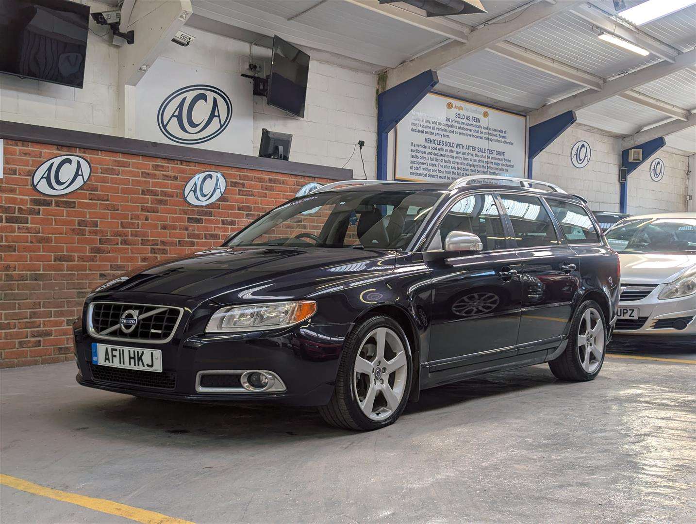 <p>2011 VOLVO V70 R-DESIGN SE D5 AUTO</p>