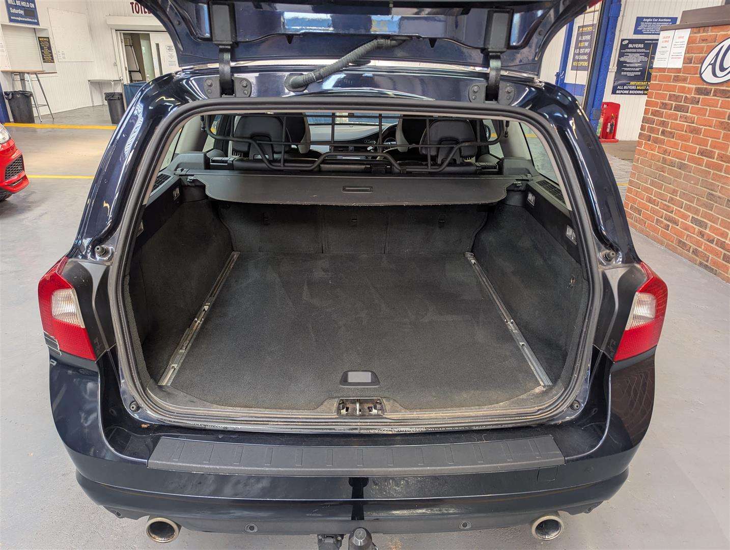 <p>2011 VOLVO V70 R-DESIGN SE D5 AUTO</p>