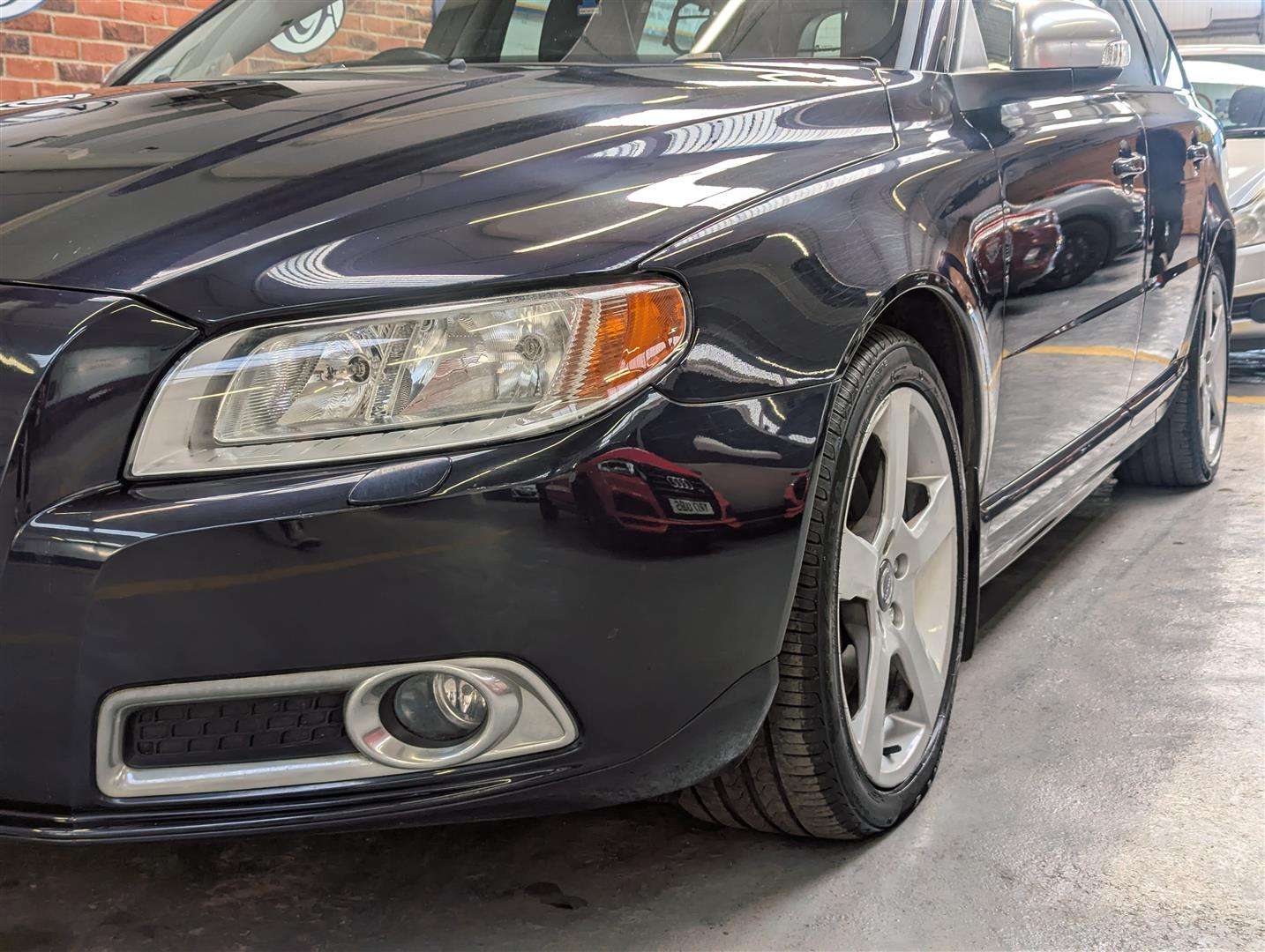 <p>2011 VOLVO V70 R-DESIGN SE D5 AUTO</p>