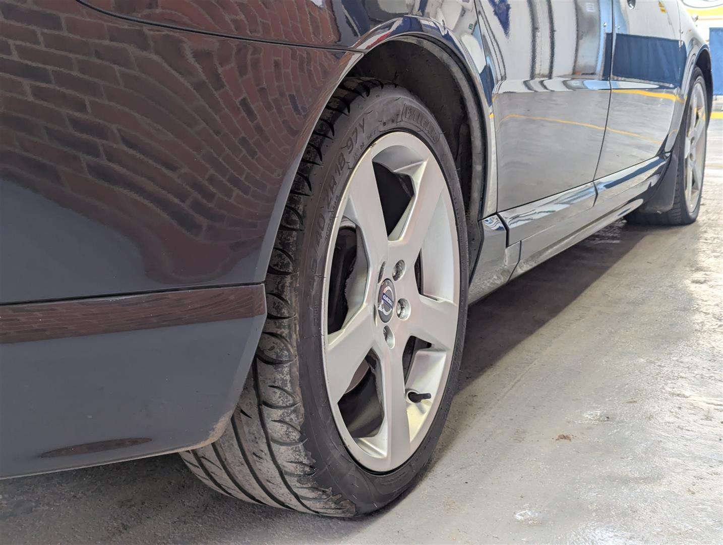 <p>2011 VOLVO V70 R-DESIGN SE D5 AUTO</p>
