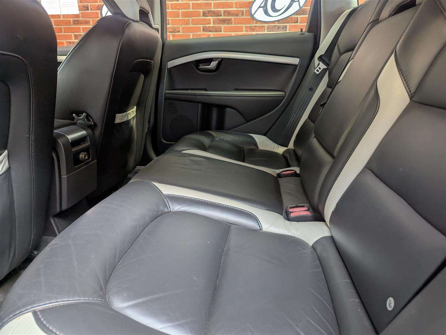 <p>2011 VOLVO V70 R-DESIGN SE D5 AUTO</p>