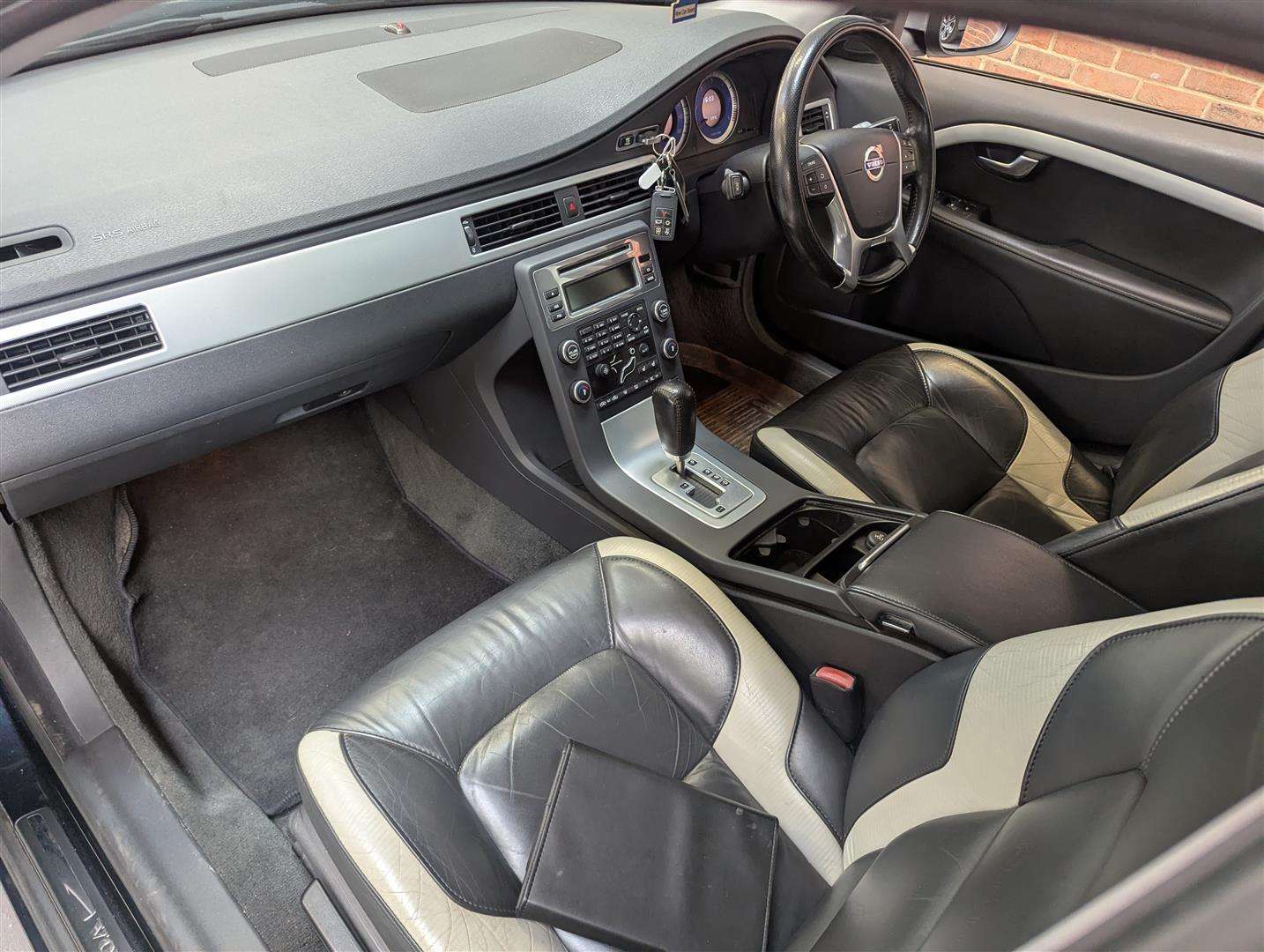 <p>2011 VOLVO V70 R-DESIGN SE D5 AUTO</p>