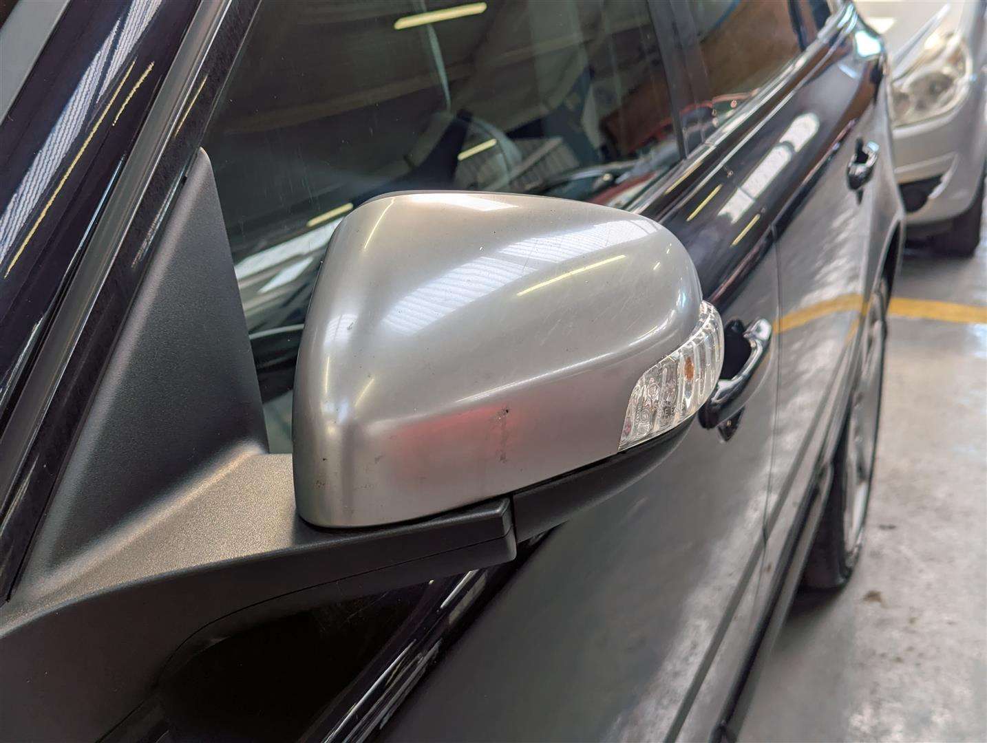 <p>2011 VOLVO V70 R-DESIGN SE D5 AUTO</p>