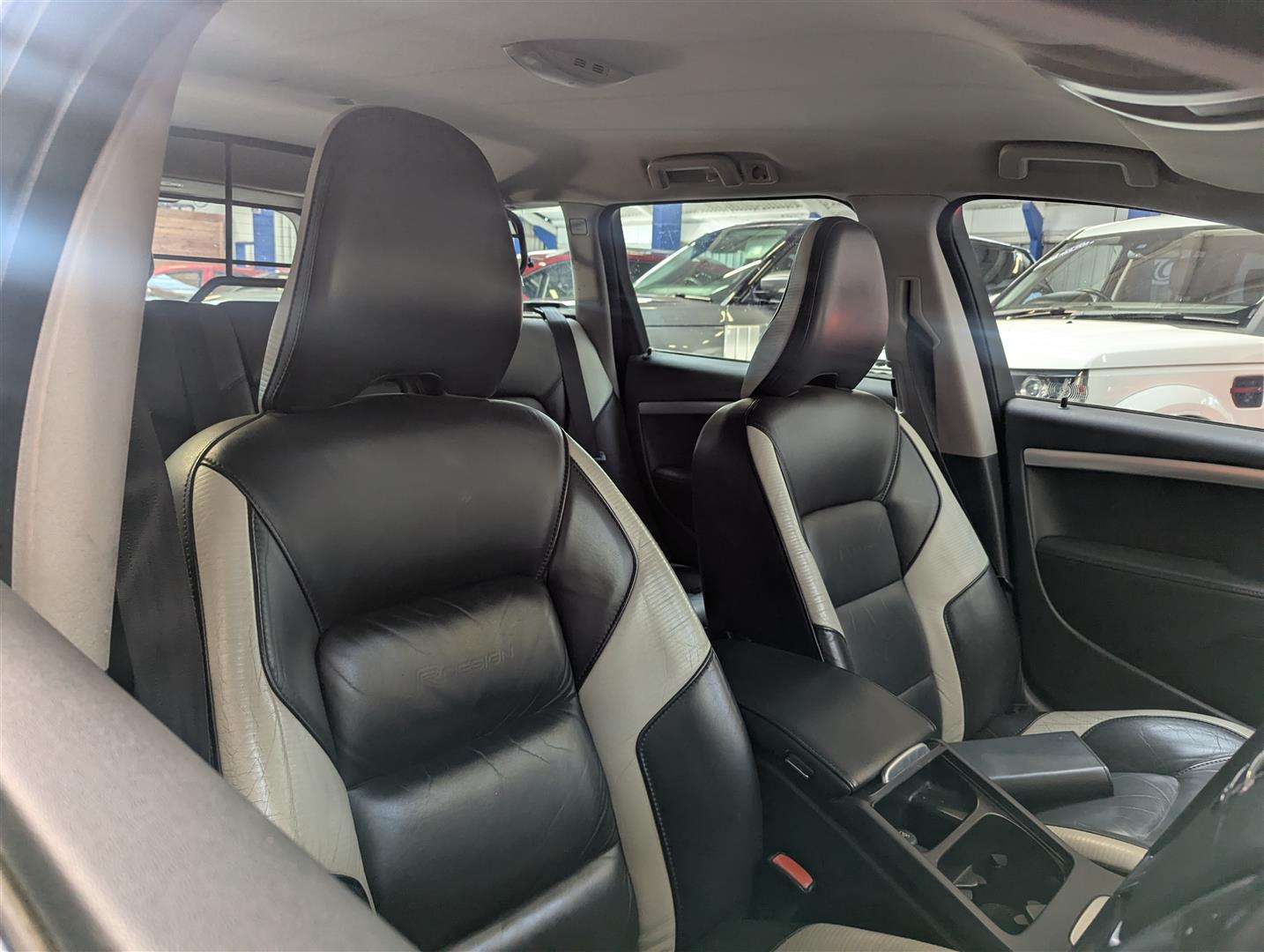 <p>2011 VOLVO V70 R-DESIGN SE D5 AUTO</p>