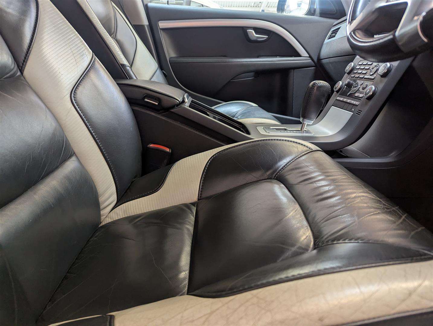 <p>2011 VOLVO V70 R-DESIGN SE D5 AUTO</p>