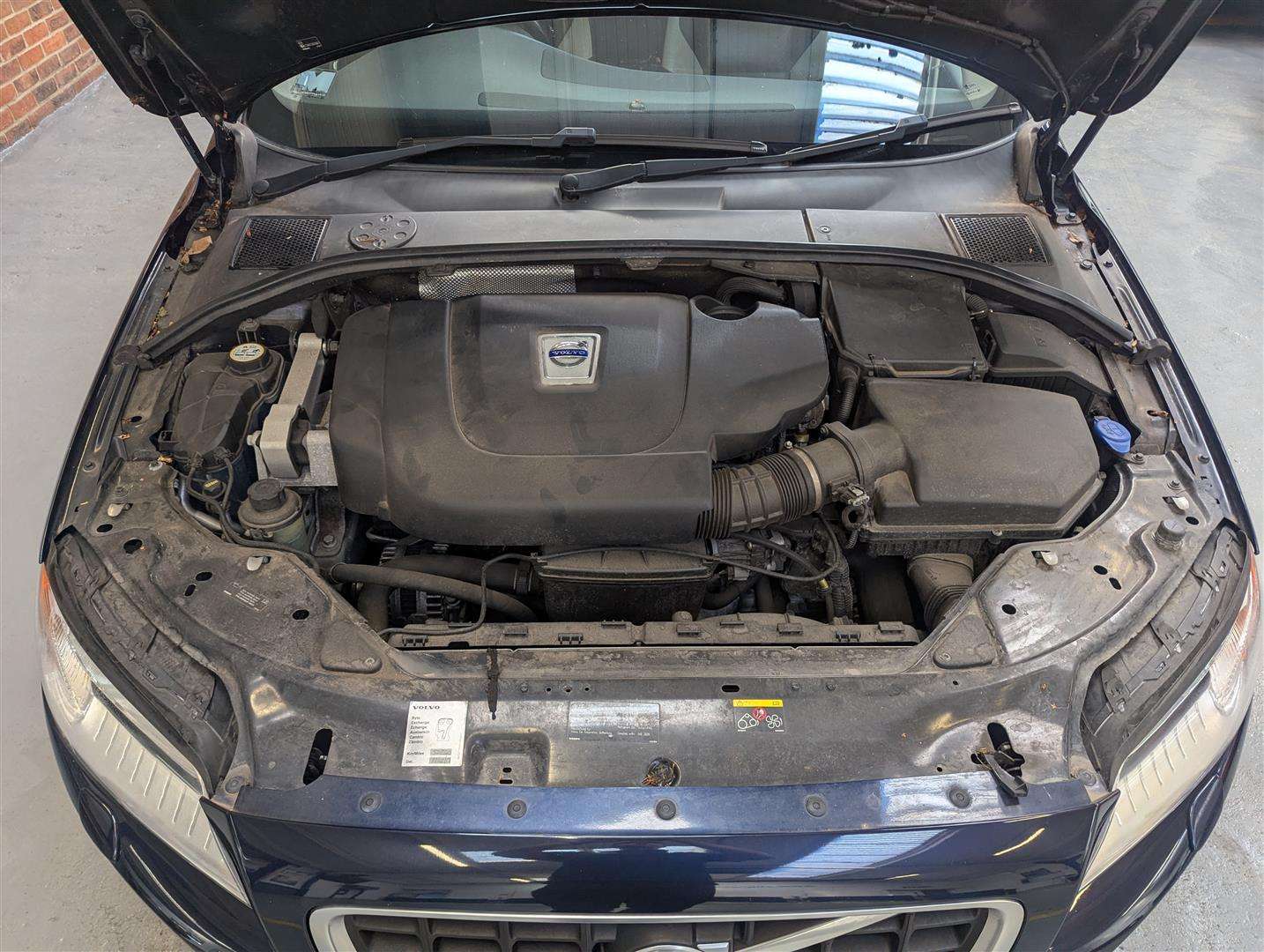 <p>2011 VOLVO V70 R-DESIGN SE D5 AUTO</p>