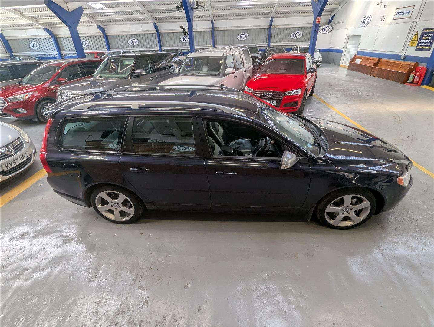 <p>2011 VOLVO V70 R-DESIGN SE D5 AUTO</p>