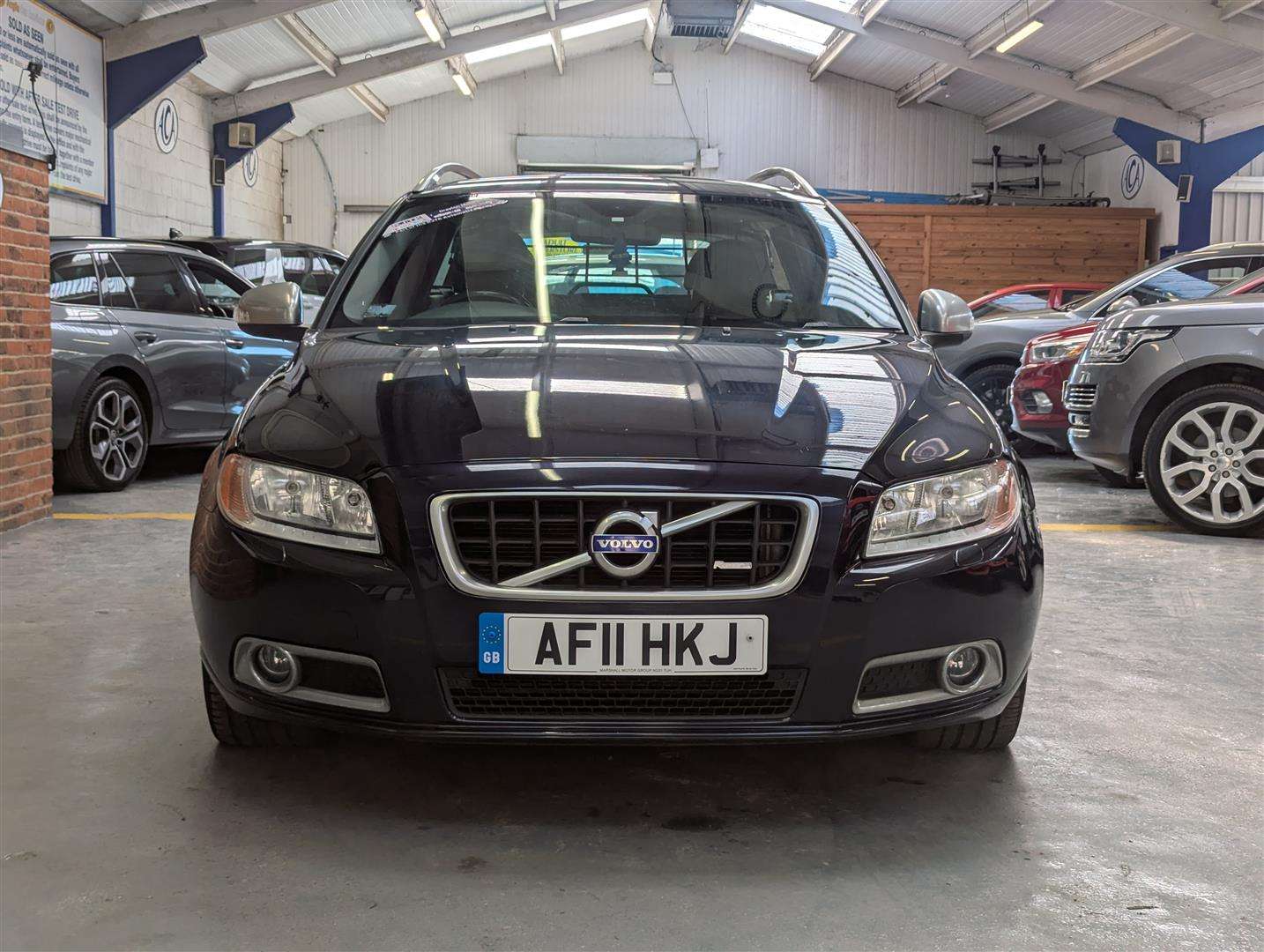 <p>2011 VOLVO V70 R-DESIGN SE D5 AUTO</p>
