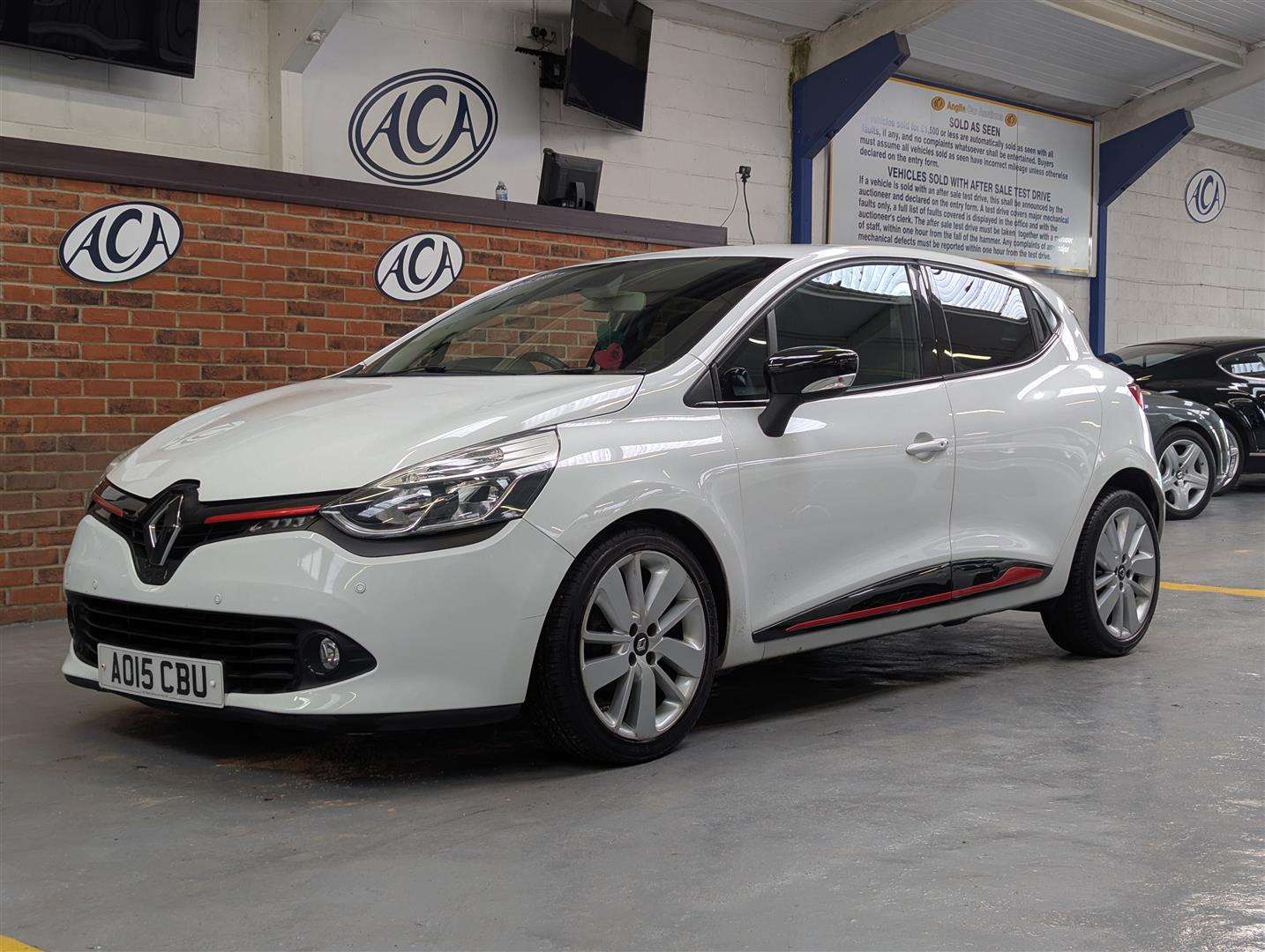 <p>2015 RENAULT CLIO D-QUE S M-NAV NRG TC</p>