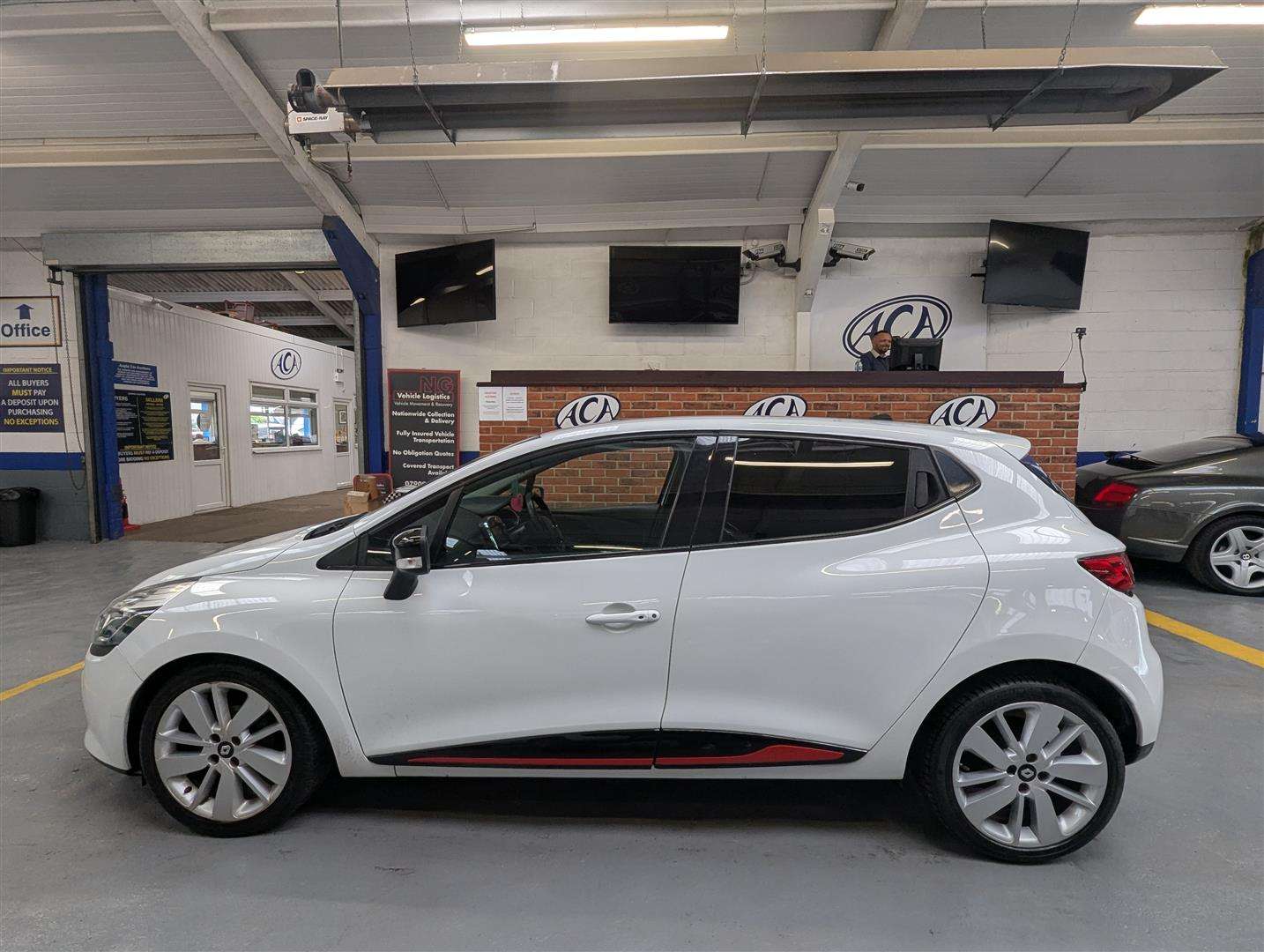 <p>2015 RENAULT CLIO D-QUE S M-NAV NRG TC</p>