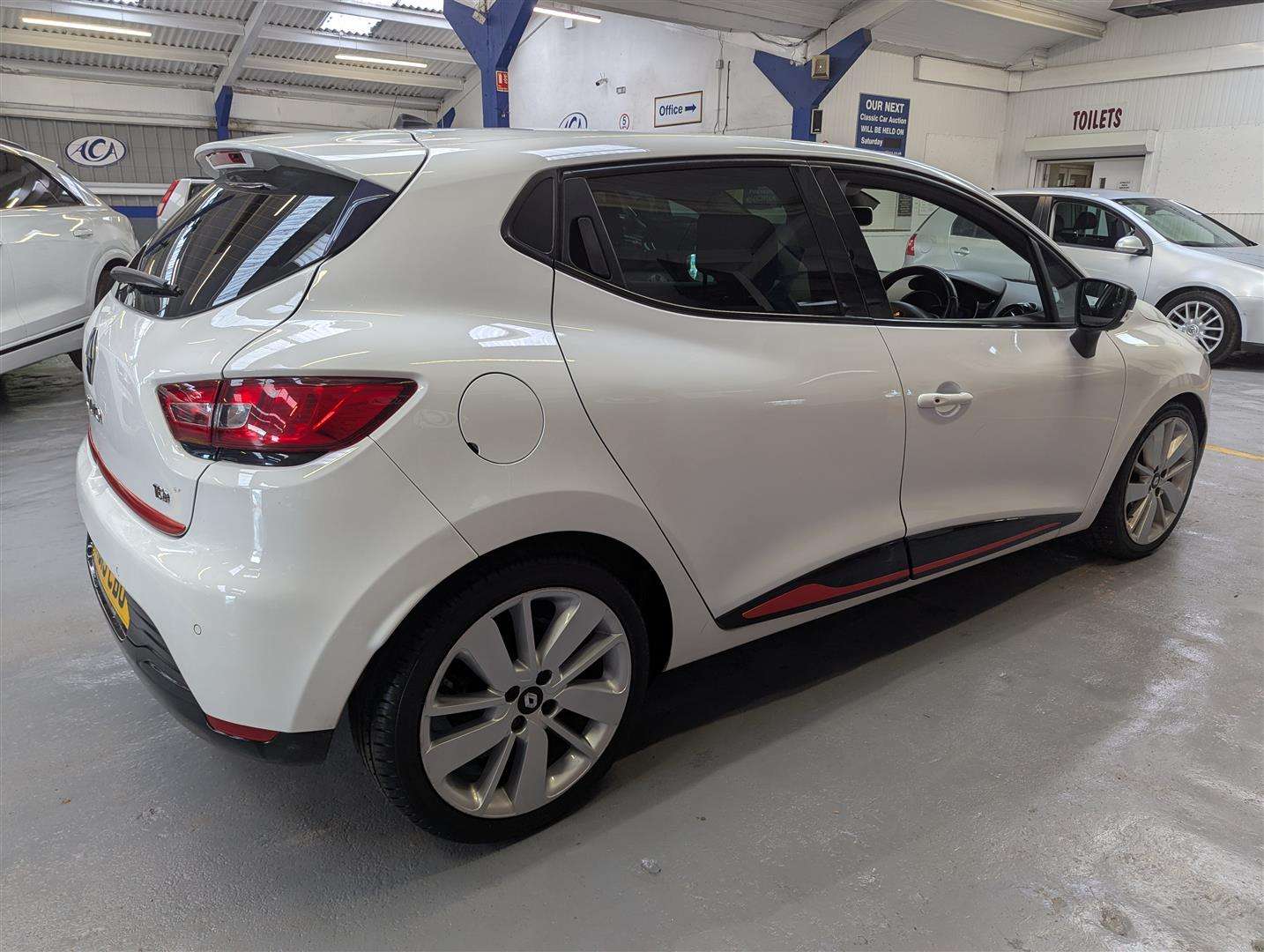 <p>2015 RENAULT CLIO D-QUE S M-NAV NRG TC</p>