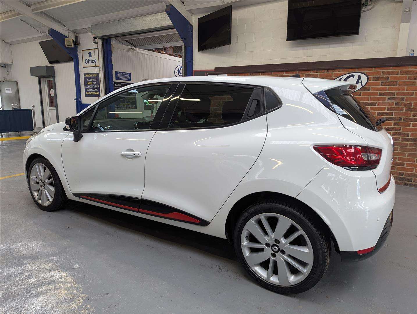 <p>2015 RENAULT CLIO D-QUE S M-NAV NRG TC</p>
