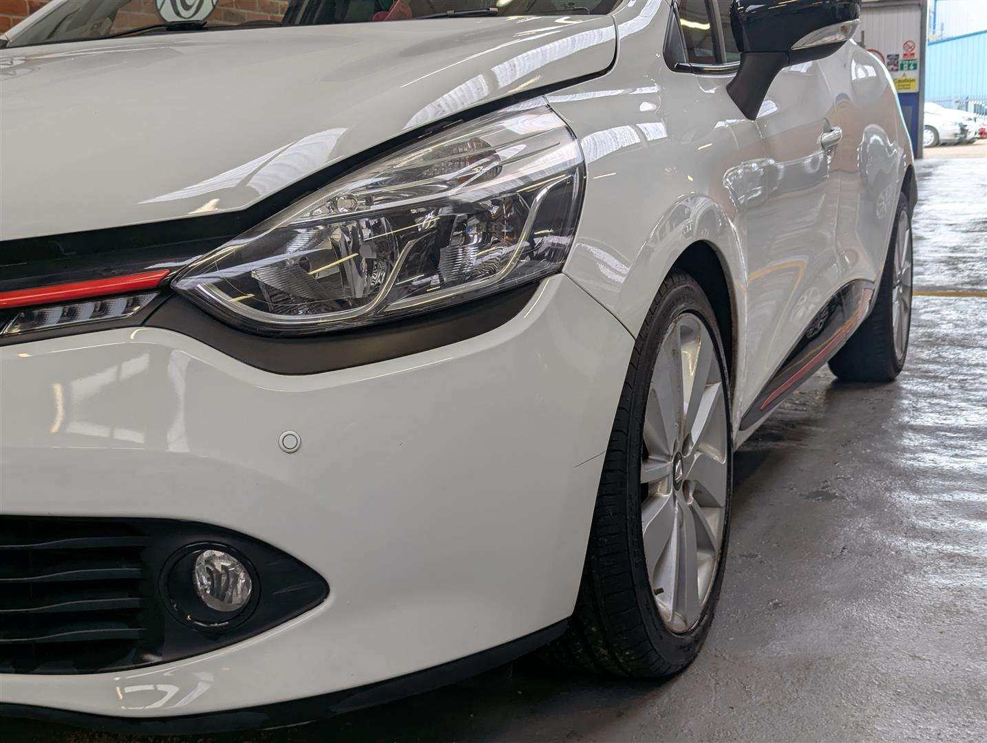 <p>2015 RENAULT CLIO D-QUE S M-NAV NRG TC</p>