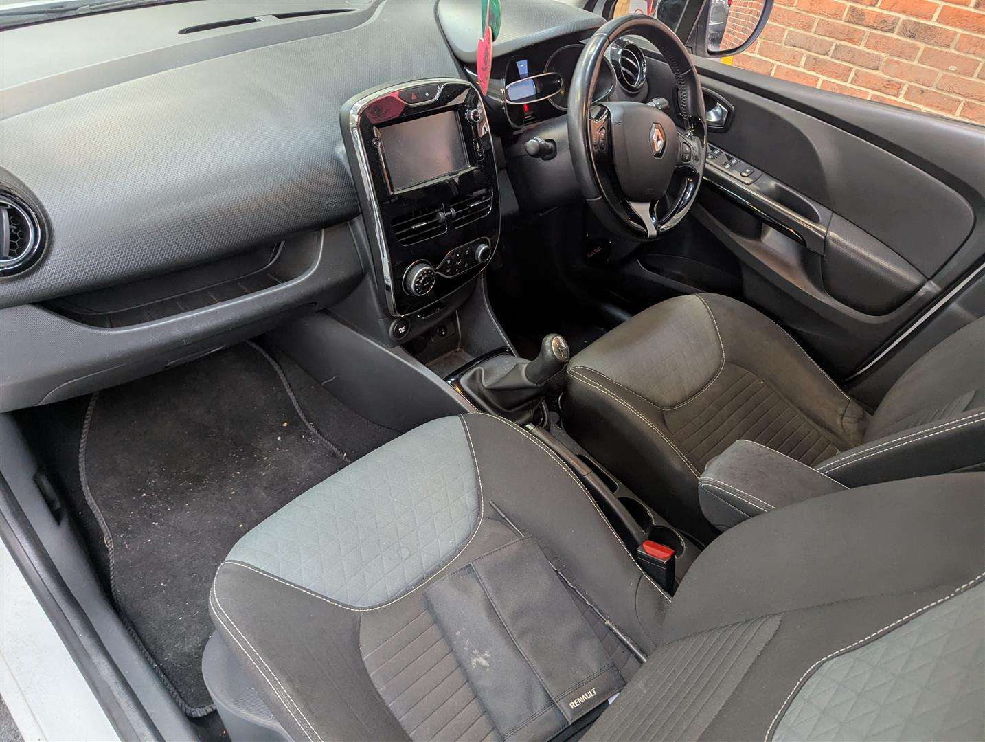 <p>2015 RENAULT CLIO D-QUE S M-NAV NRG TC</p>