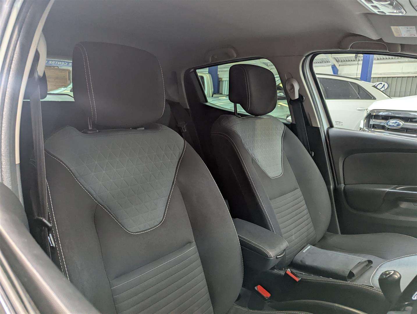 <p>2015 RENAULT CLIO D-QUE S M-NAV NRG TC</p>