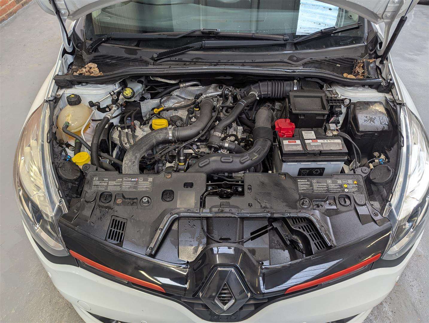 <p>2015 RENAULT CLIO D-QUE S M-NAV NRG TC</p>
