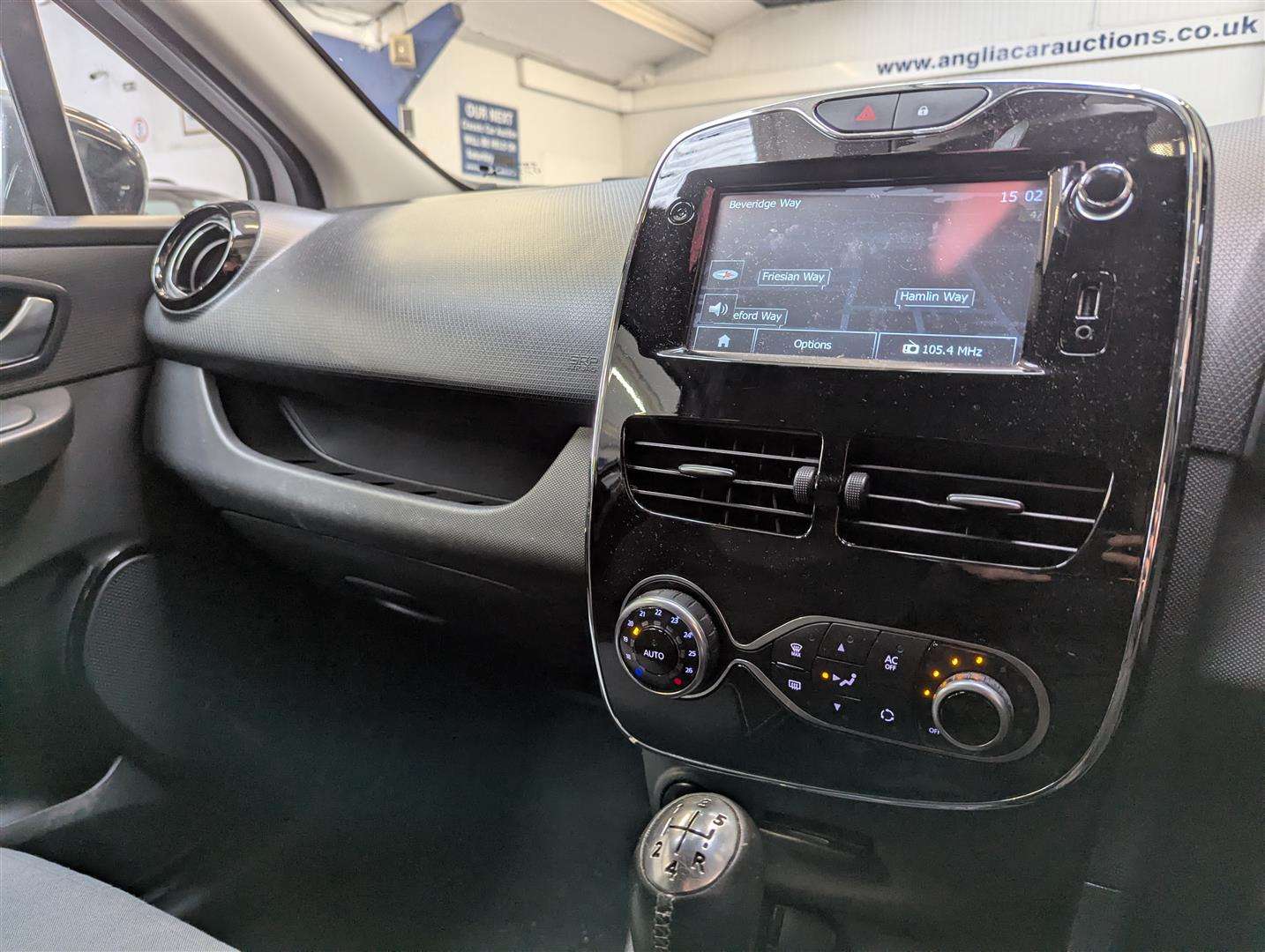 <p>2015 RENAULT CLIO D-QUE S M-NAV NRG TC</p>