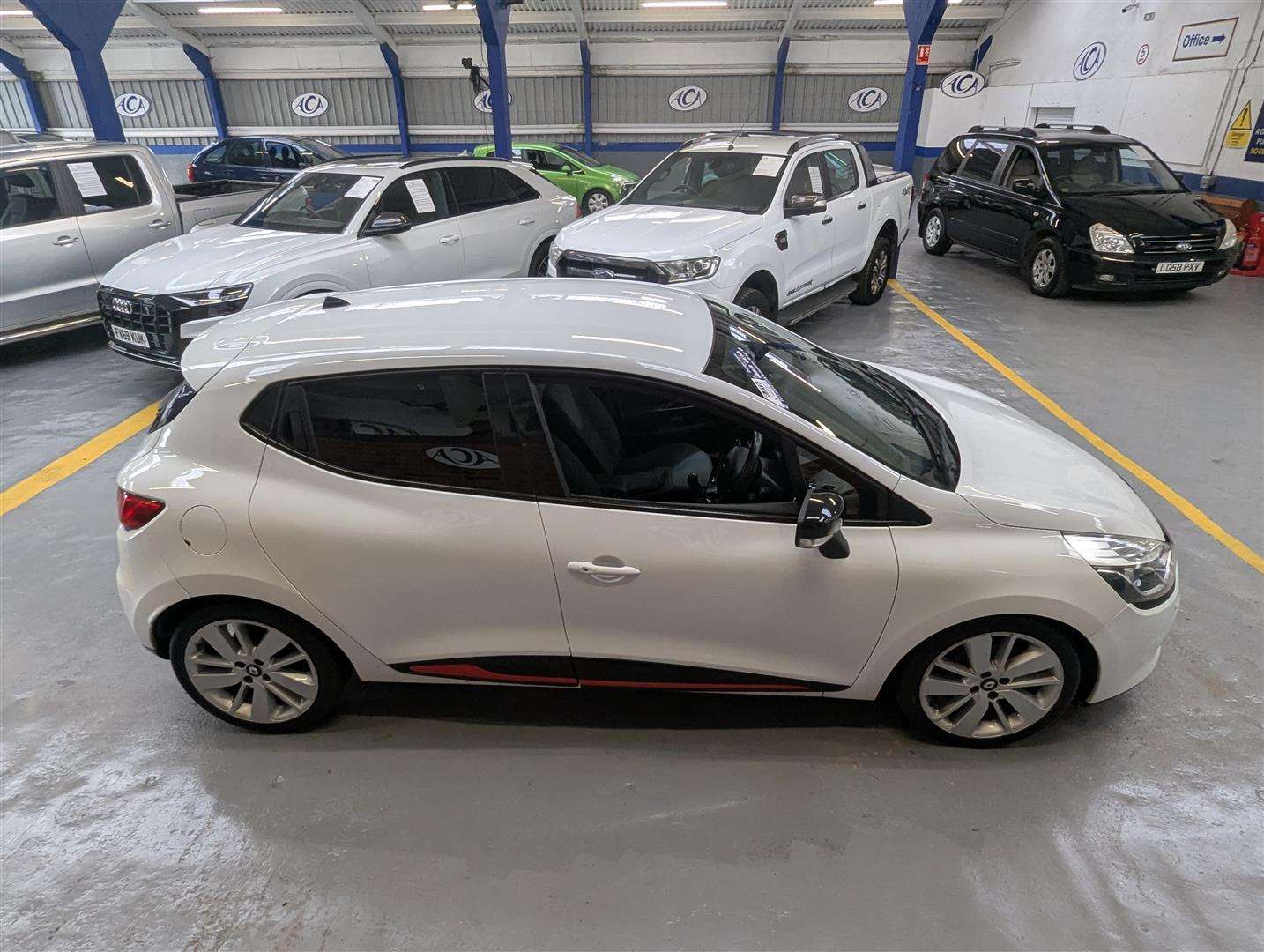 <p>2015 RENAULT CLIO D-QUE S M-NAV NRG TC</p>