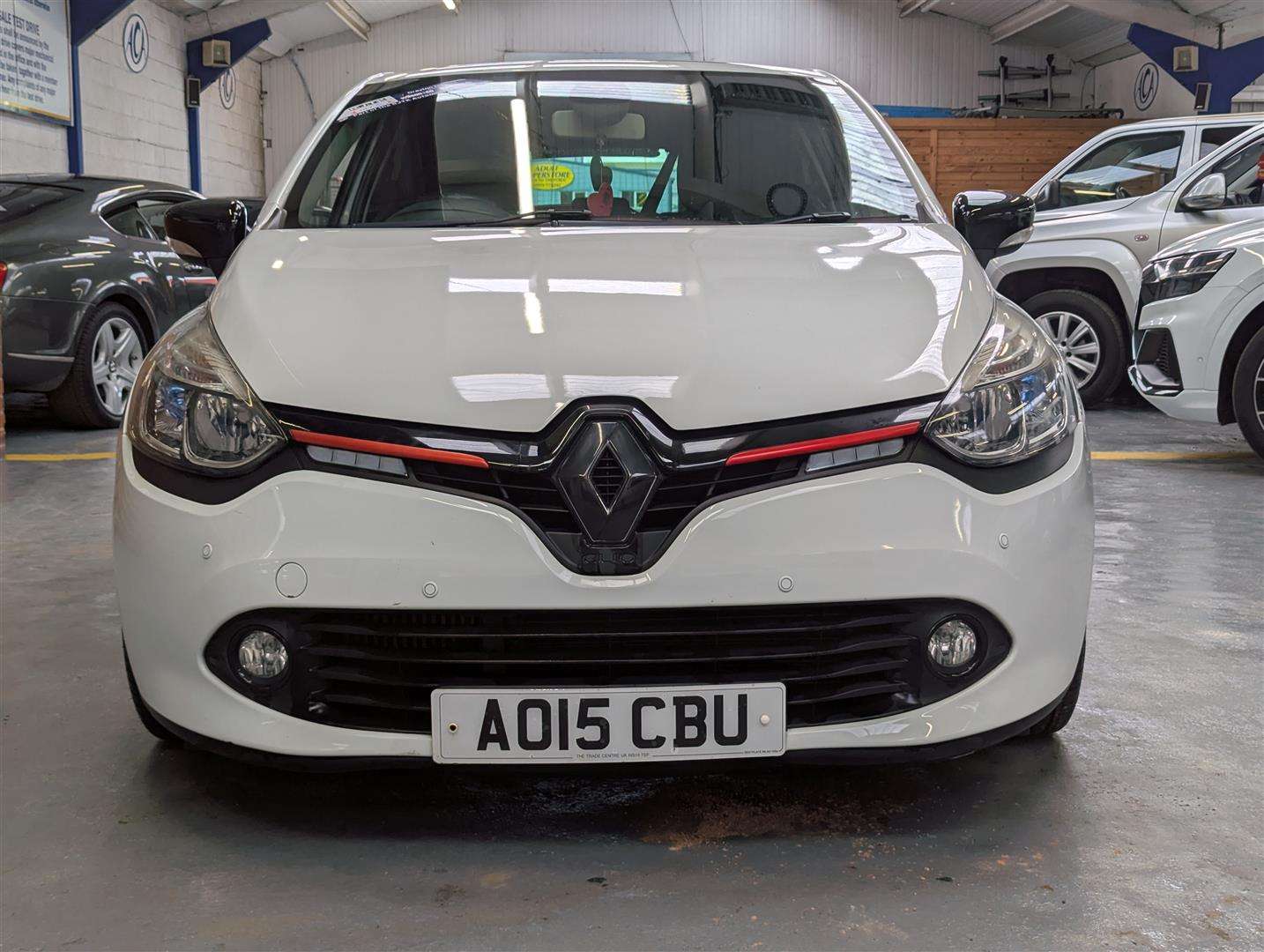 <p>2015 RENAULT CLIO D-QUE S M-NAV NRG TC</p>
