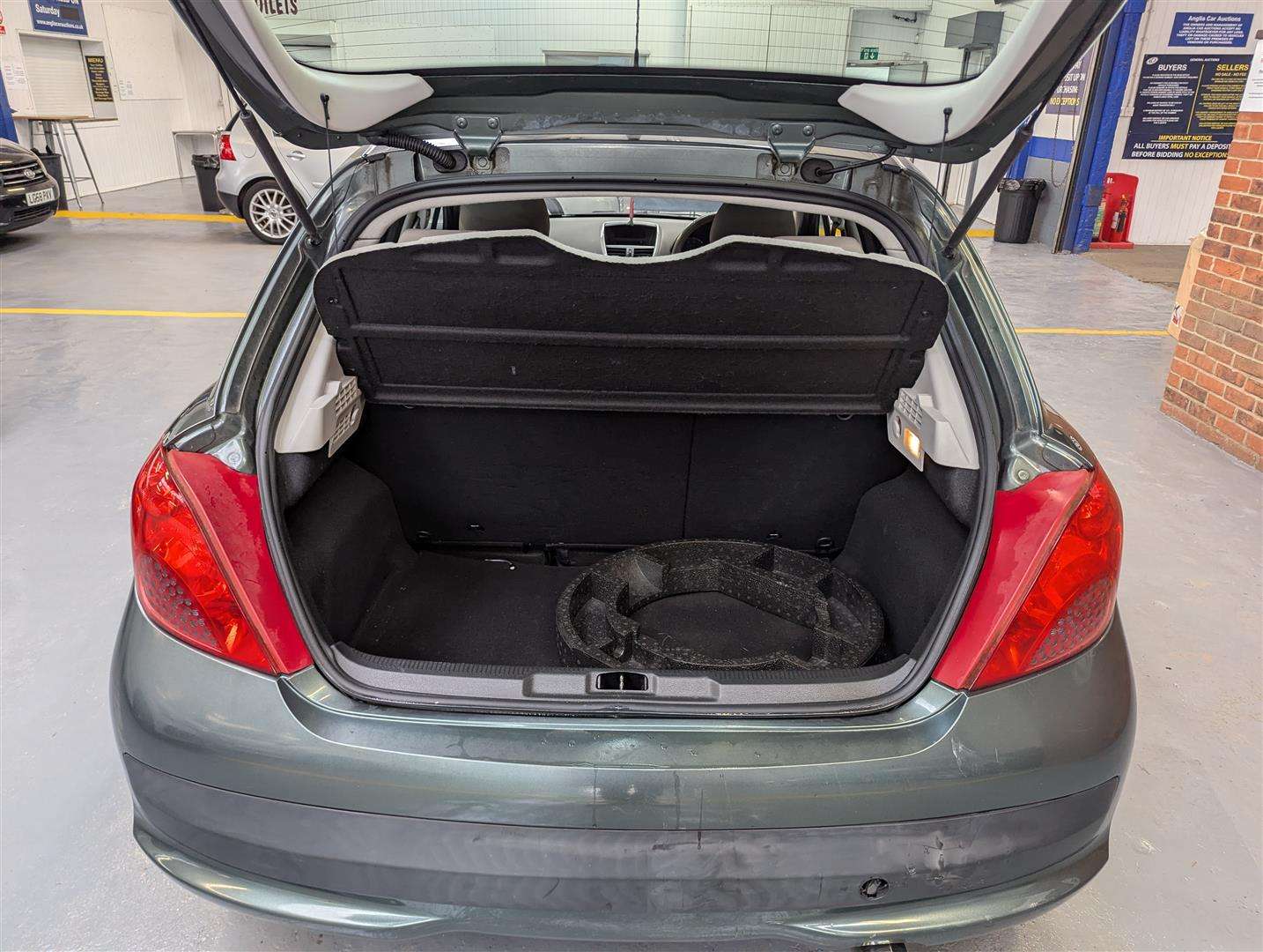 <p>2008 PEUGEOT 207 SE</p>