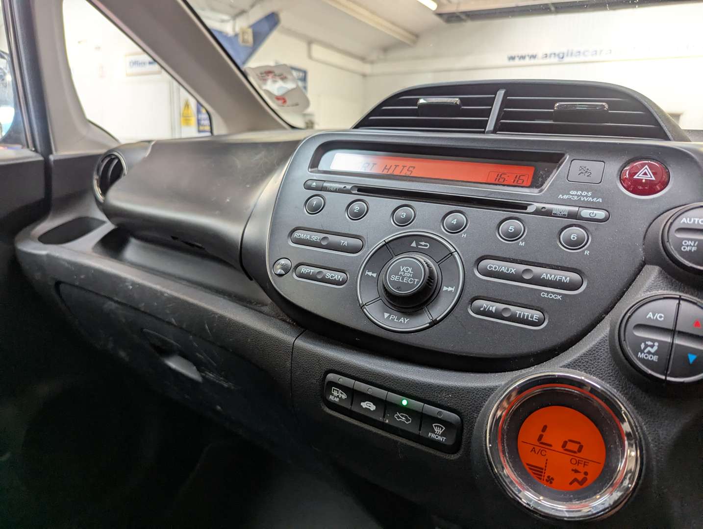 <p>2013 HONDA JAZZ I-VTEC ES</p>
