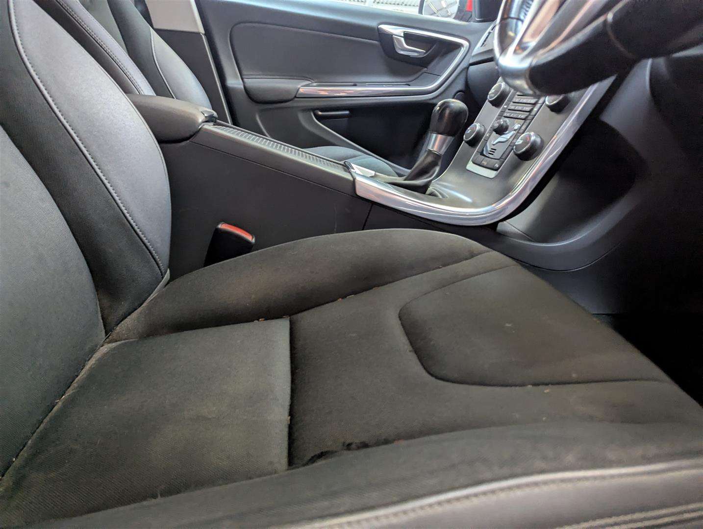 <p>2012 VOLVO V60 SE T3</p>