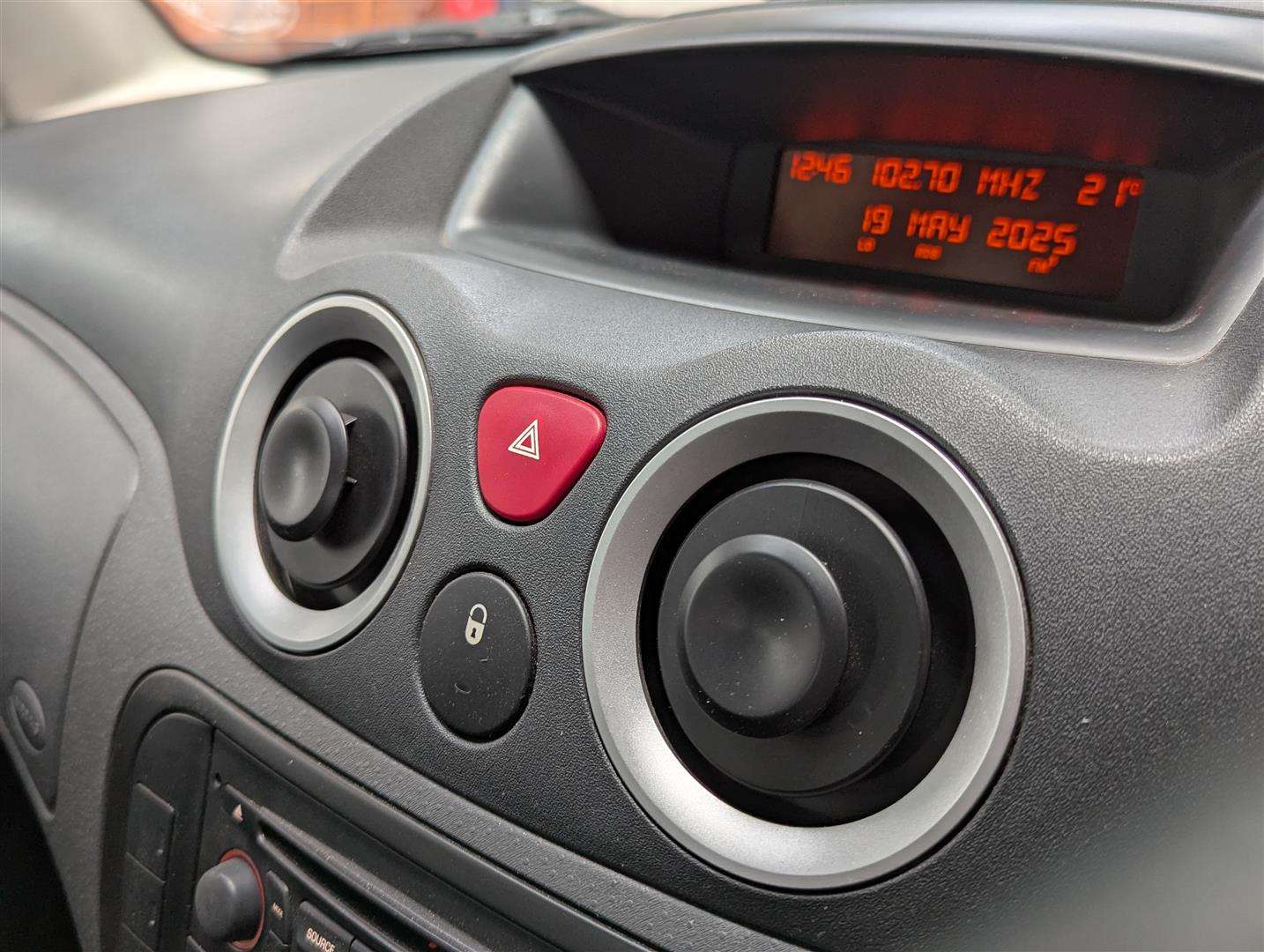 <p>2006 CITROEN C3 DESIRE</p>