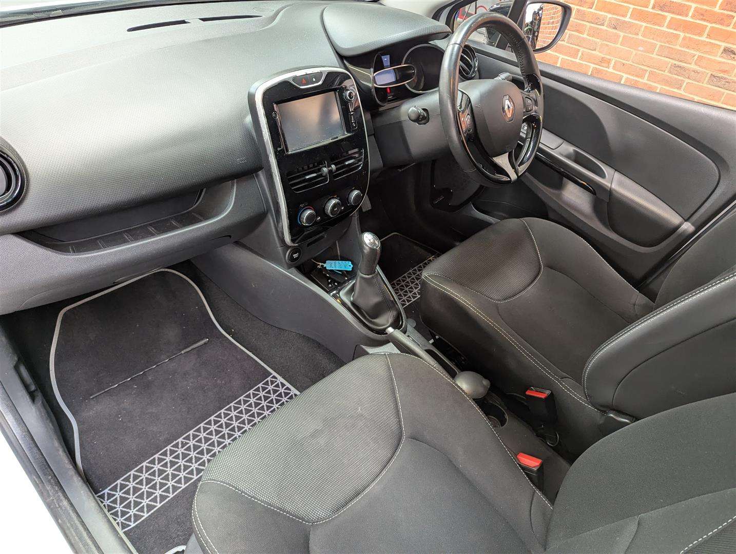 <p>2016 RENAULT CLIO DYNAMIQUE NAV DCI</p>