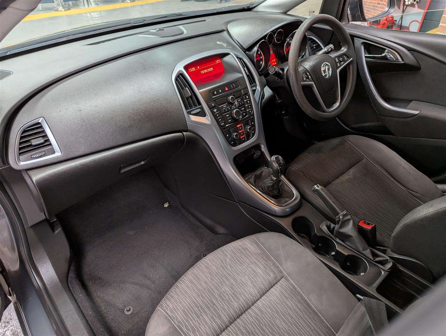 <p>2014 VAUXHALL ASTRA DESIGN</p>