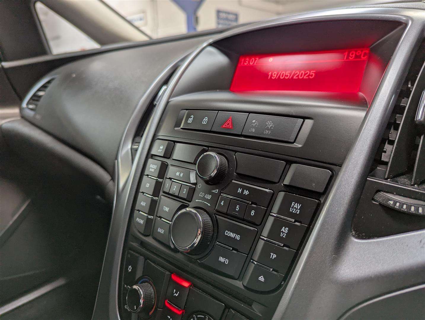 <p>2014 VAUXHALL ASTRA DESIGN</p>