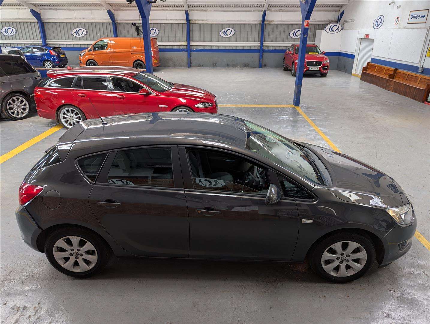 <p>2014 VAUXHALL ASTRA DESIGN</p>