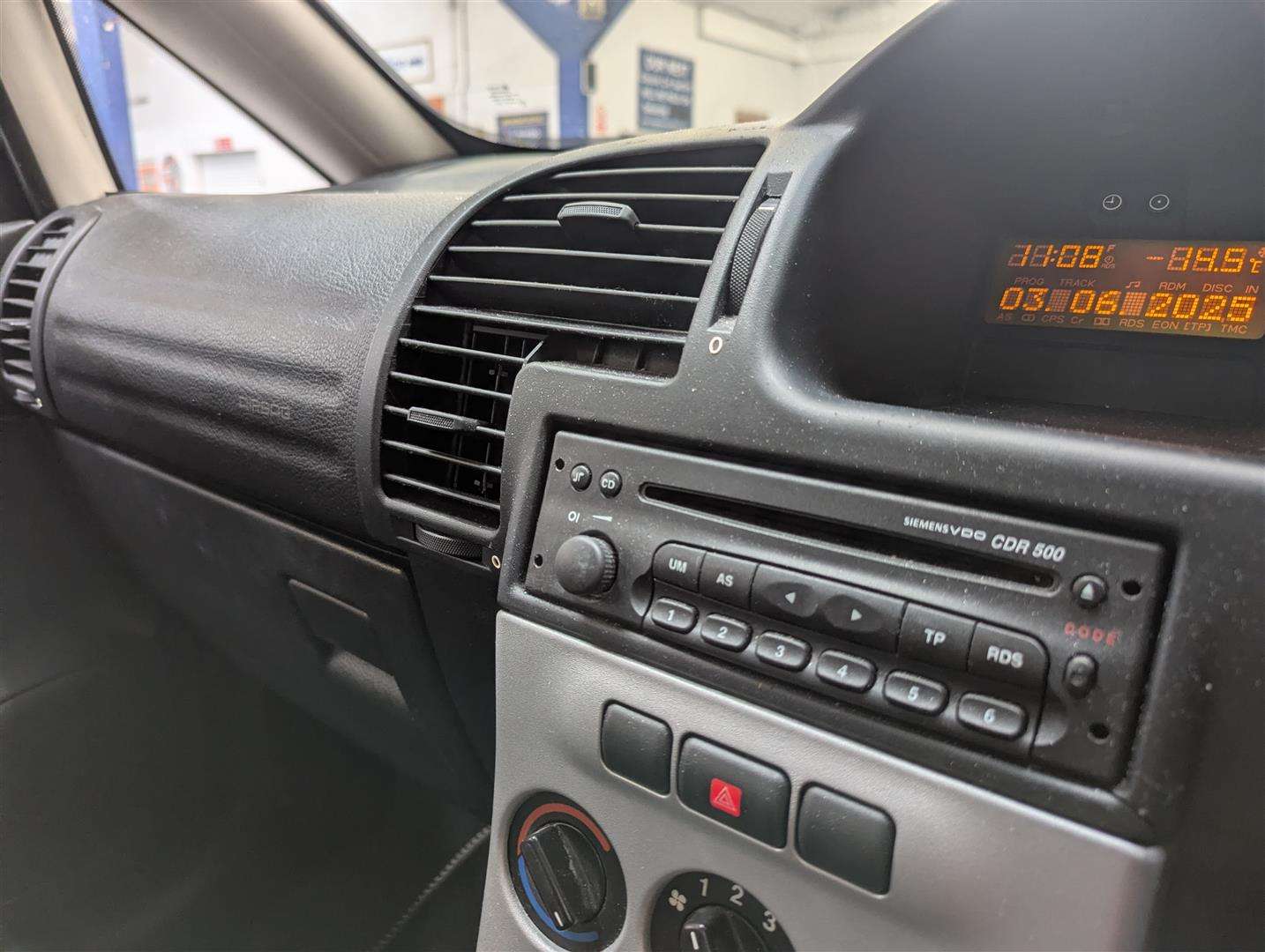 <p>2004 VAUXHALL ZAFIRA DESIGN DTI 16V A</p>