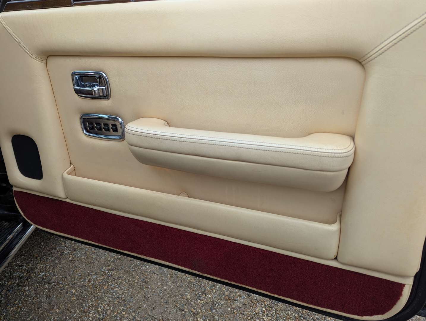 <p>1981 ROLLS ROYCE SILVER SPIRIT</p>