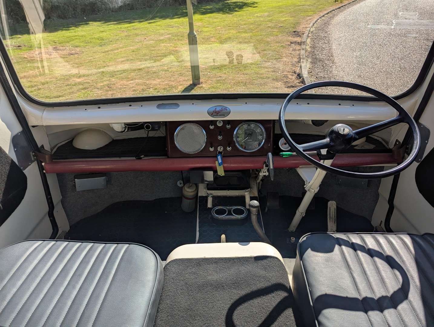<p>1961 AUSTIN J4 VAN</p>