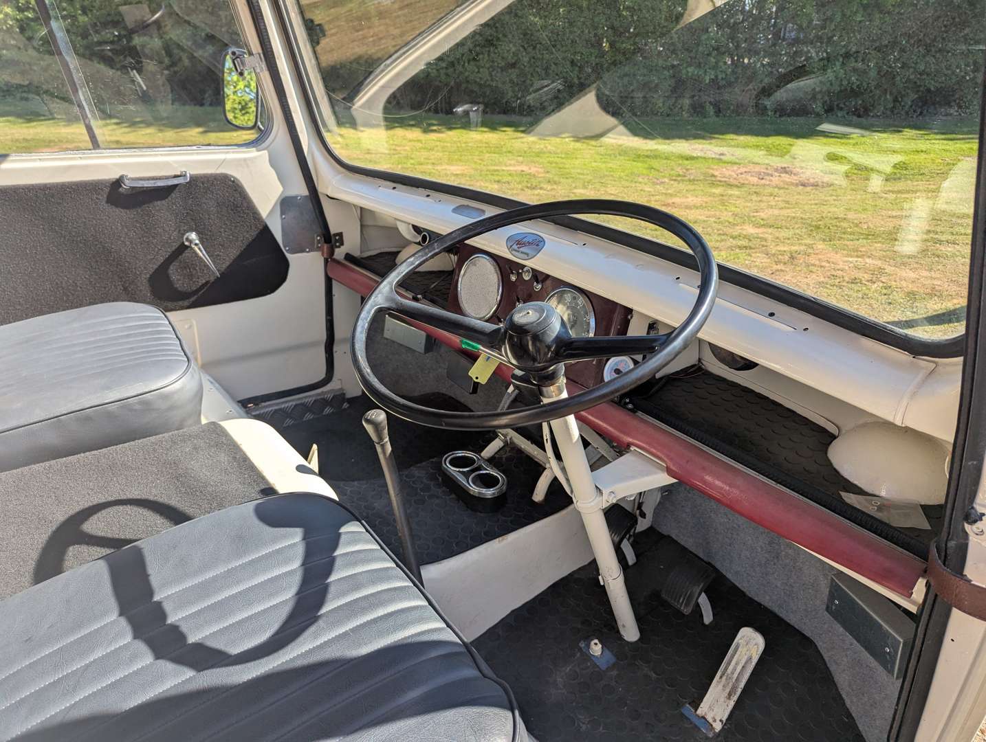 <p>1961 AUSTIN J4 VAN</p>