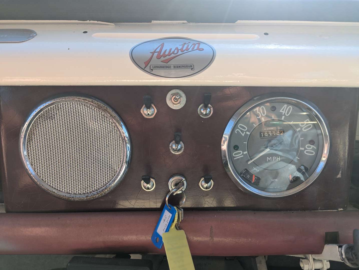 <p>1961 AUSTIN J4 VAN</p>