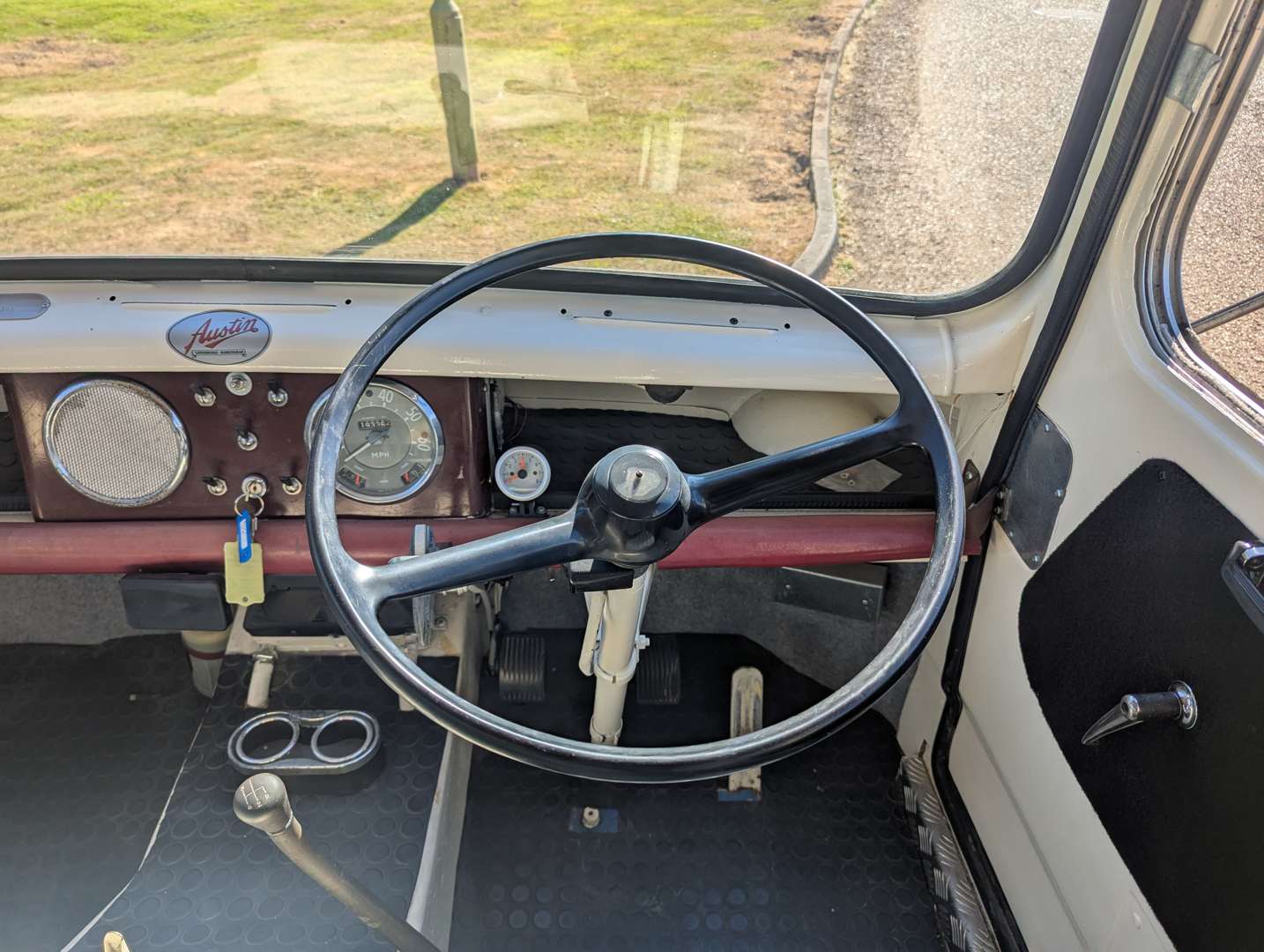 <p>1961 AUSTIN J4 VAN</p>