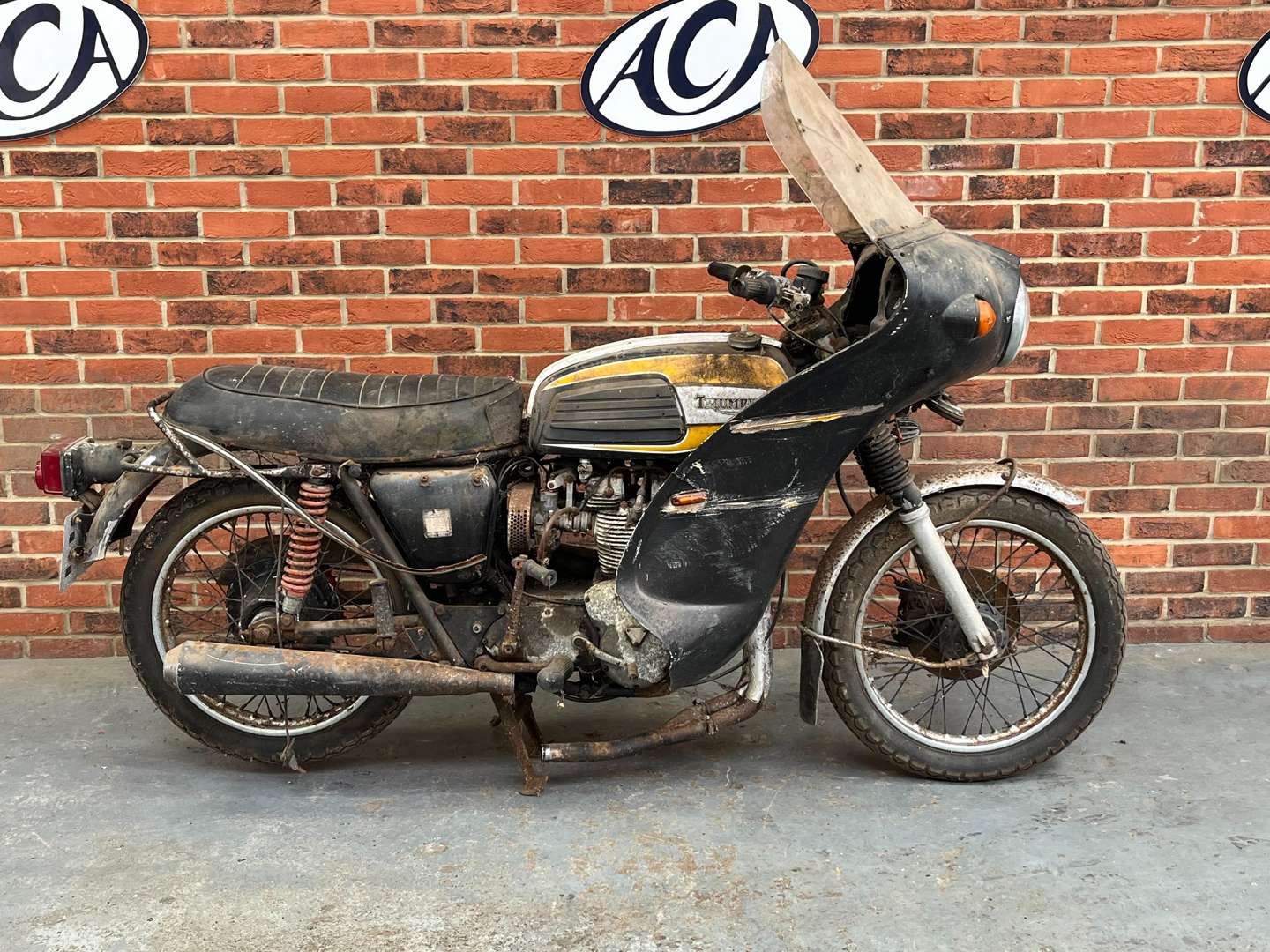 <p>1975 TRIUMPH BONNEVILLE 750CC</p>