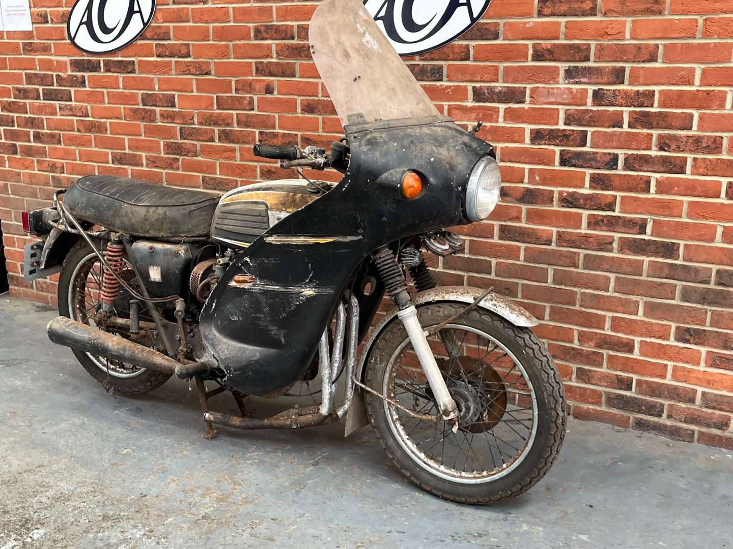 <p>1975 TRIUMPH BONNEVILLE 750CC</p>