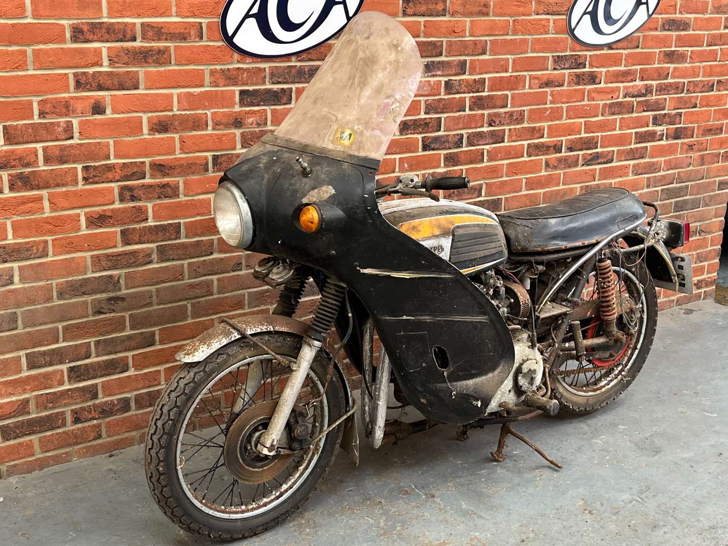 <p>1975 TRIUMPH BONNEVILLE 750CC</p>