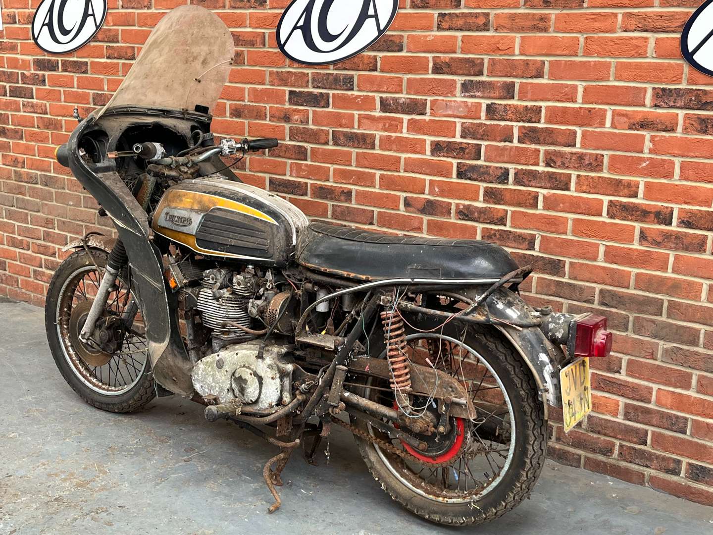 <p>1975 TRIUMPH BONNEVILLE 750CC</p>