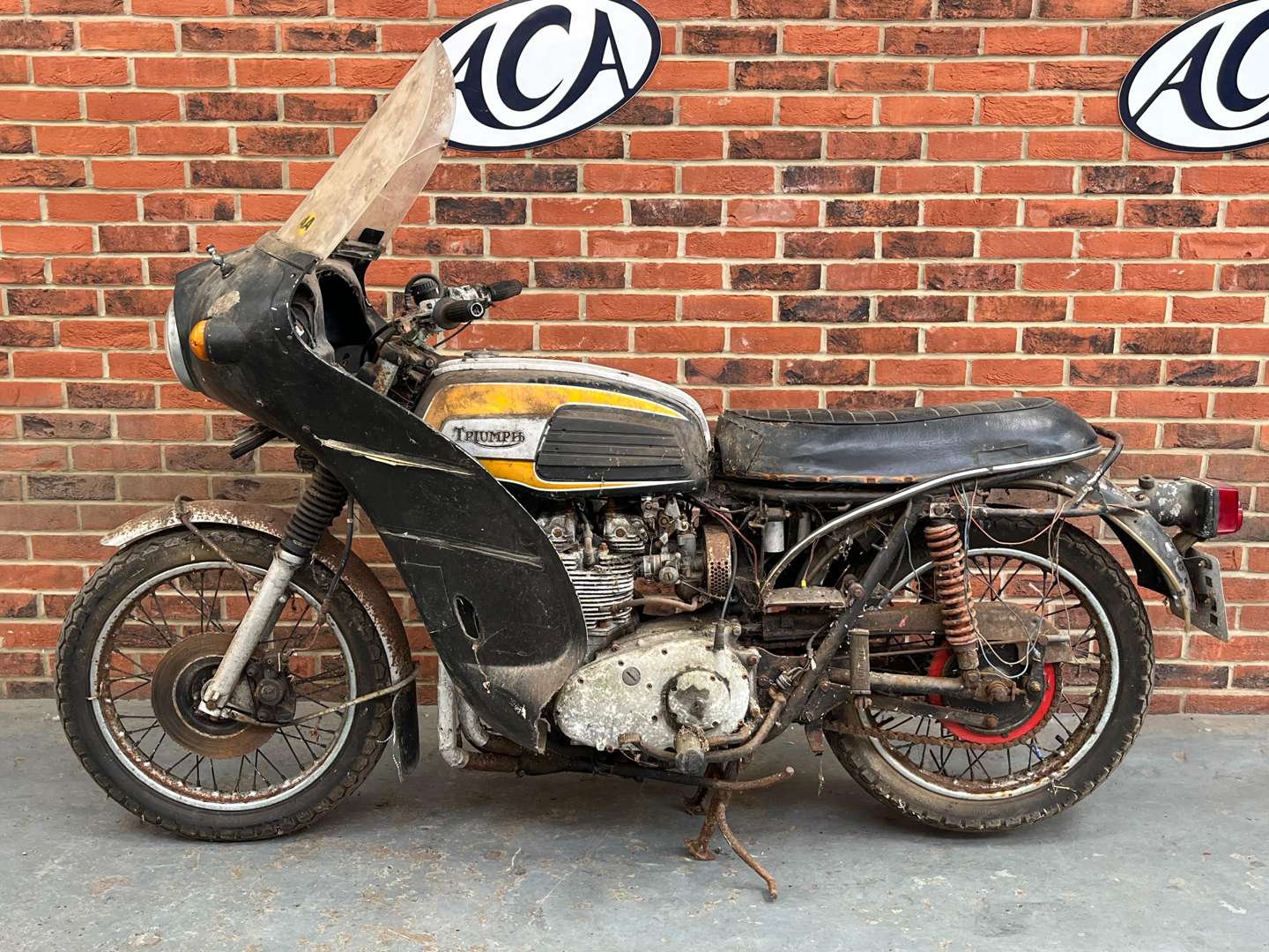 <p>1975 TRIUMPH BONNEVILLE 750CC</p>