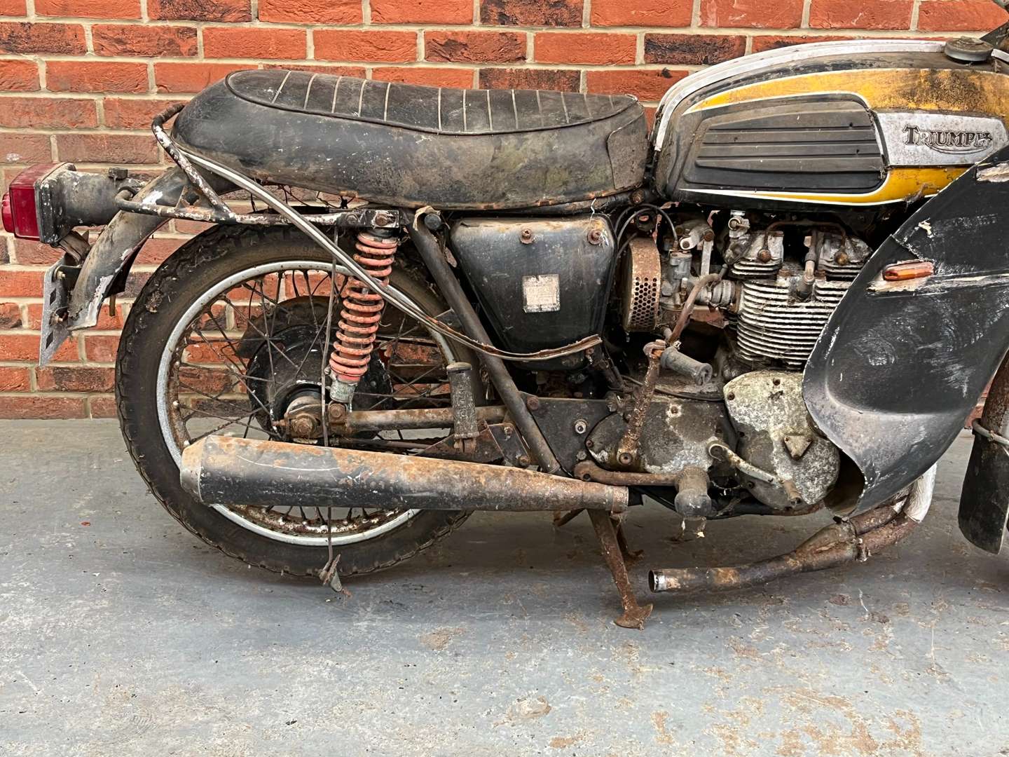 <p>1975 TRIUMPH BONNEVILLE 750CC</p>