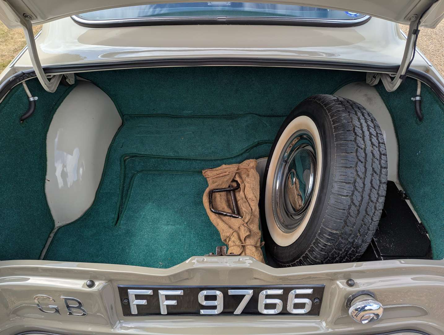 <p>1954 FORD ZEPHYR ZODIAC MKI</p>