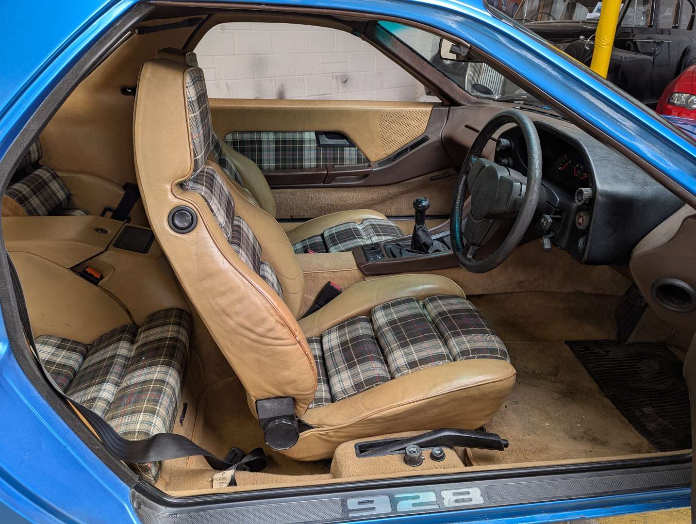 <p>1980 PORSCHE 928 MANUAL</p>
