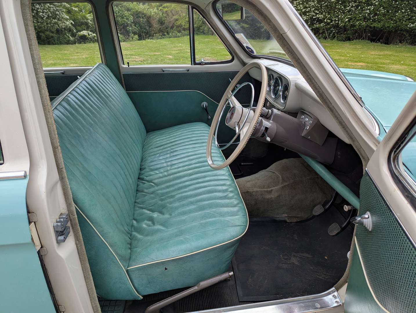 <p>1958 HILLMAN MINX DE-LUXE</p>