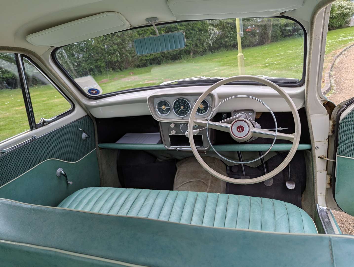 <p>1958 HILLMAN MINX DE-LUXE</p>