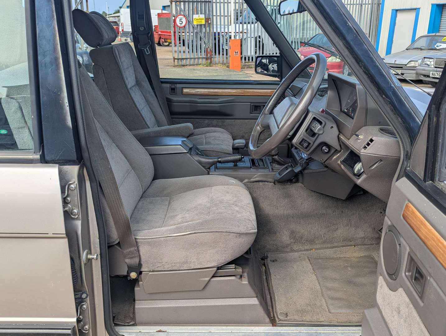 <p>1992 RANGE ROVER VOGUE EFI AUTO</p>