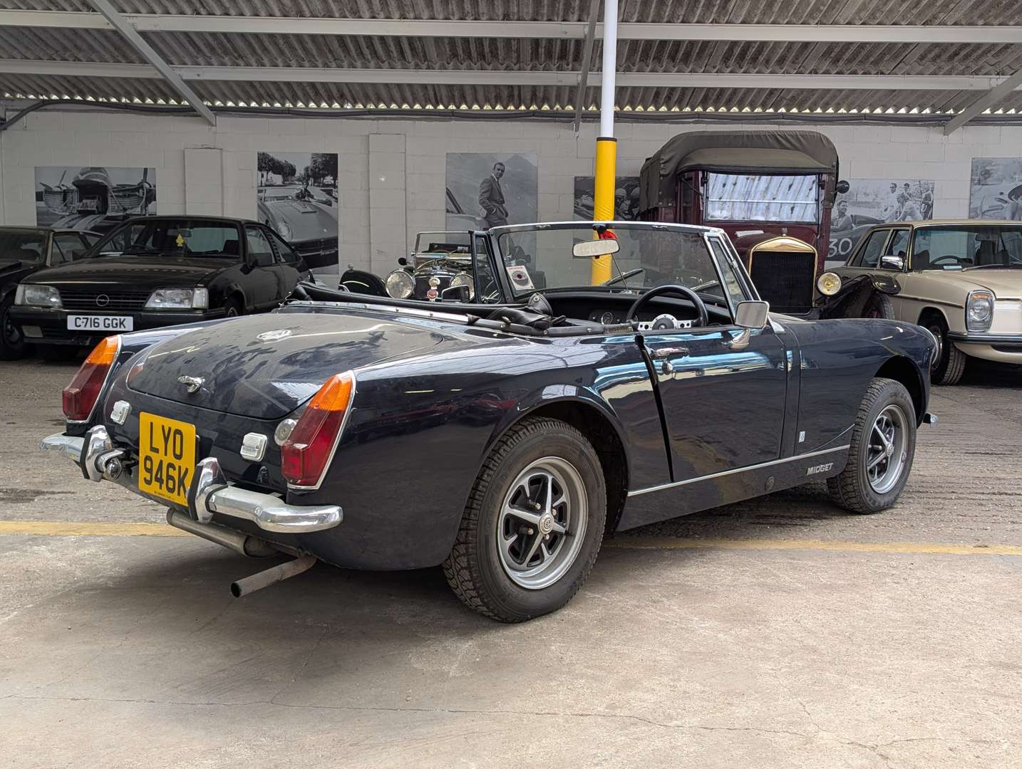 <p>1972 MG MIDGET</p>